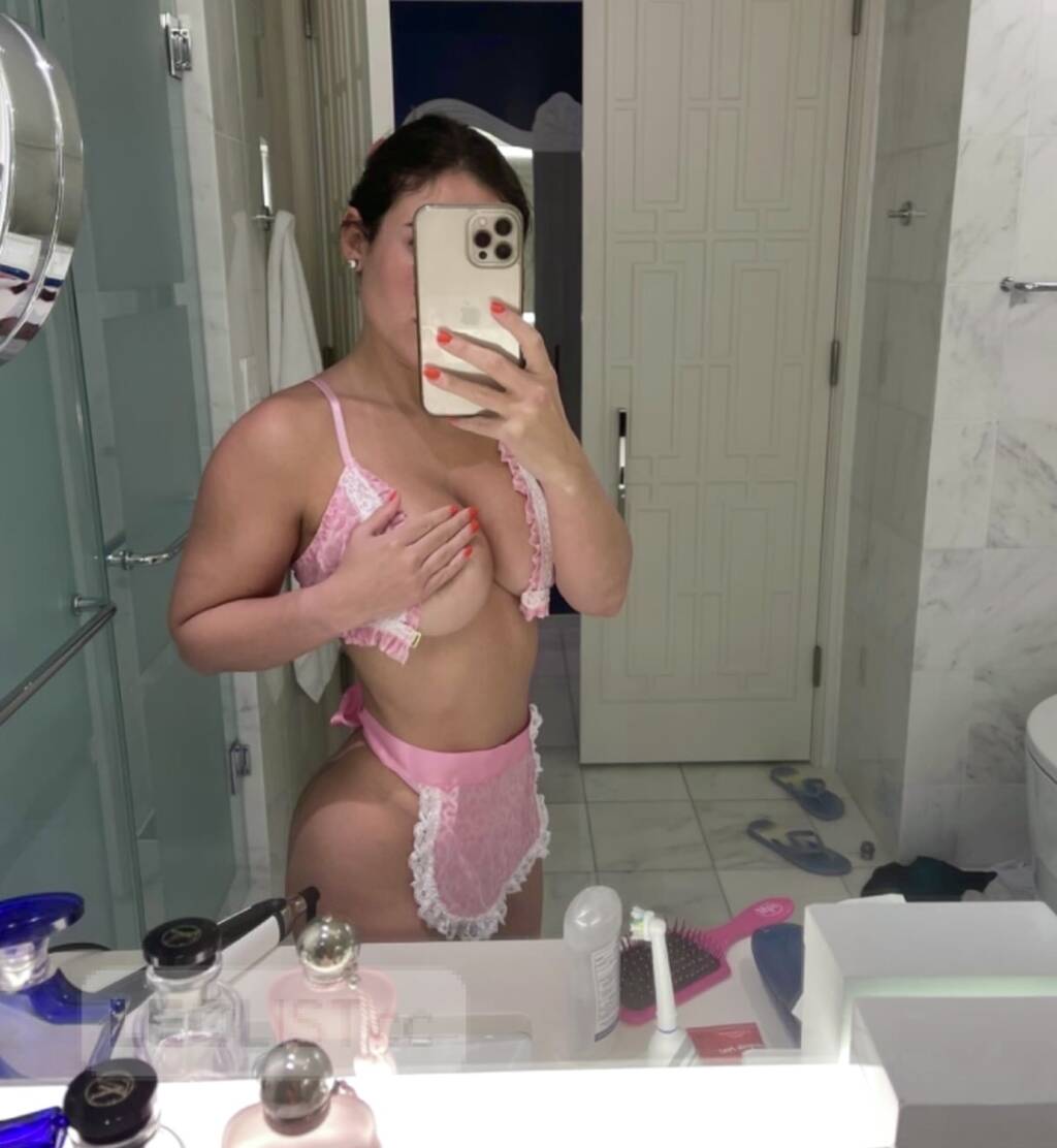 Curvy sexy italian and tight pussy 