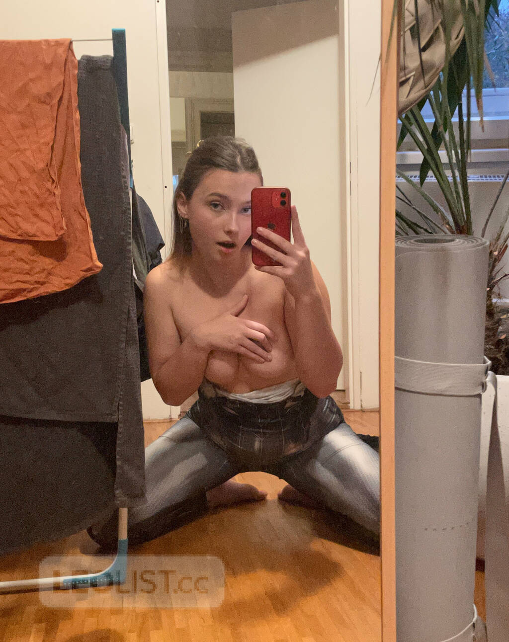 Sexy Hott Busty Brunette AvaIlable Right Now 