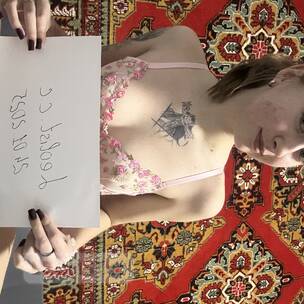 18 YO SLUT - FUCK A YOUNG HORNY STUDENT profile image