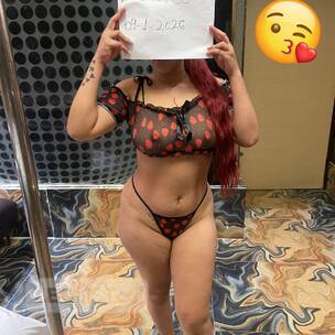 Sexy and very hot Italian girl with natural curves, fun and profile image